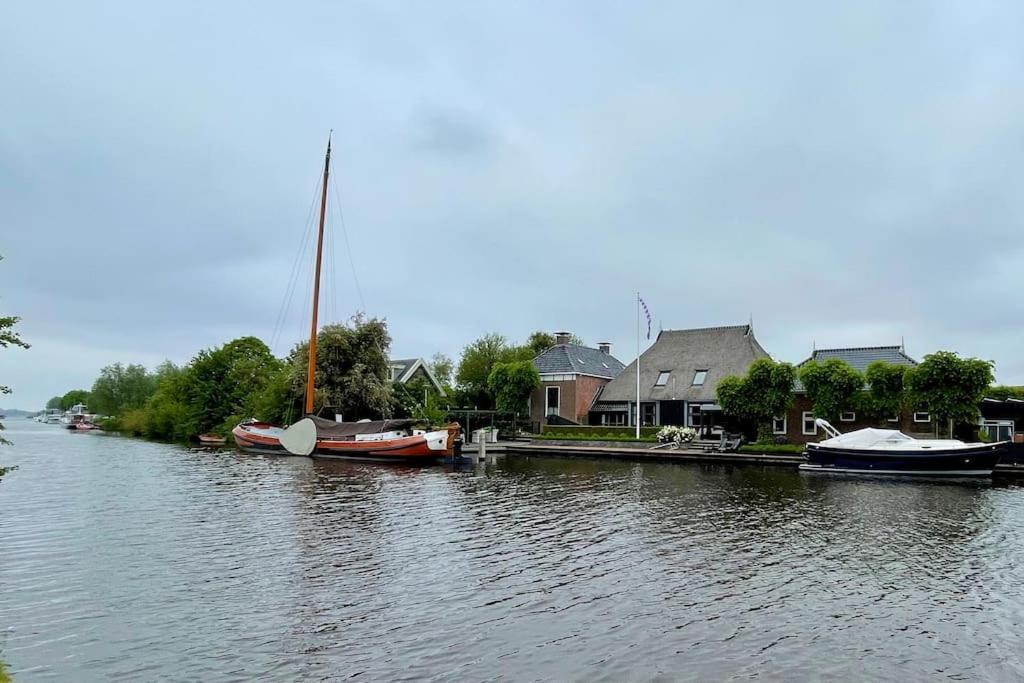 Puur Eastermar - Monumentaal, Authentiek En Luxe Koetshuis Aan Open Vaarwater Met Jacuzzi En Sauna Oostermeer Eksteriør billede