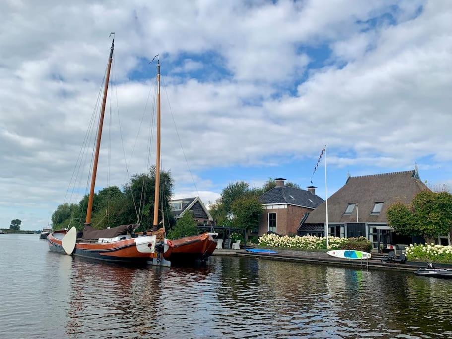 Puur Eastermar - Monumentaal, Authentiek En Luxe Koetshuis Aan Open Vaarwater Met Jacuzzi En Sauna Oostermeer Eksteriør billede