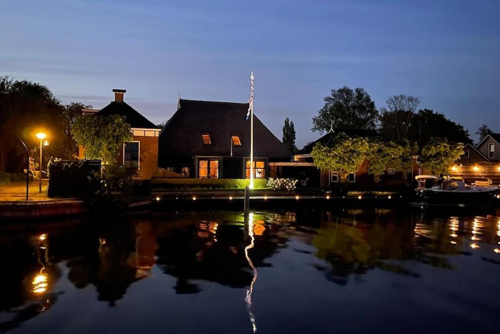 Puur Eastermar - Monumentaal, Authentiek En Luxe Koetshuis Aan Open Vaarwater Met Jacuzzi En Sauna Oostermeer Eksteriør billede