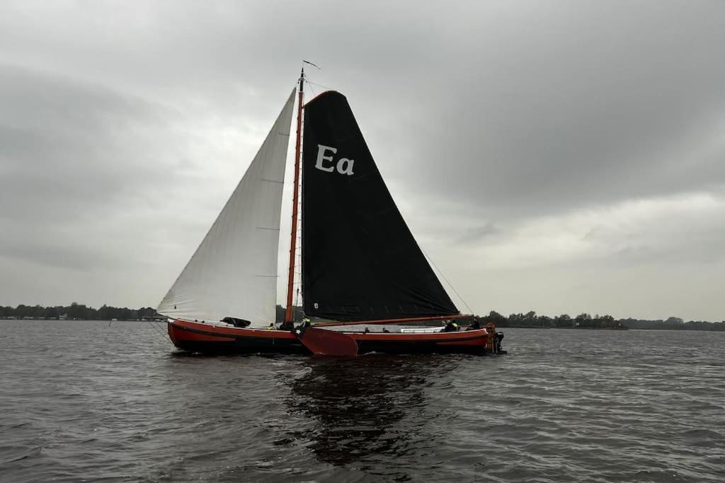 Puur Eastermar - Monumentaal, Authentiek En Luxe Koetshuis Aan Open Vaarwater Met Jacuzzi En Sauna Oostermeer Eksteriør billede