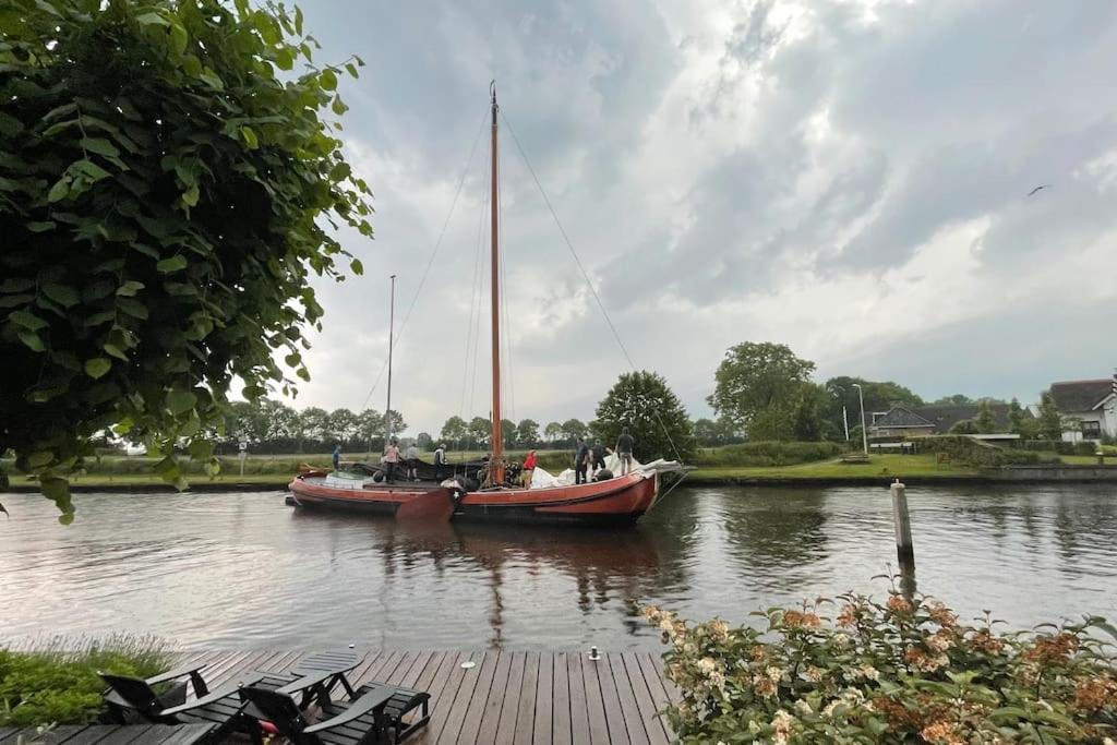 Puur Eastermar - Monumentaal, Authentiek En Luxe Koetshuis Aan Open Vaarwater Met Jacuzzi En Sauna Oostermeer Eksteriør billede