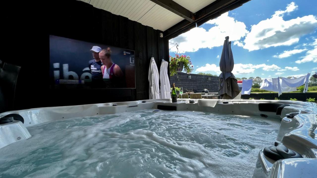Puur Eastermar - Monumentaal, Authentiek En Luxe Koetshuis Aan Open Vaarwater Met Jacuzzi En Sauna Oostermeer Eksteriør billede