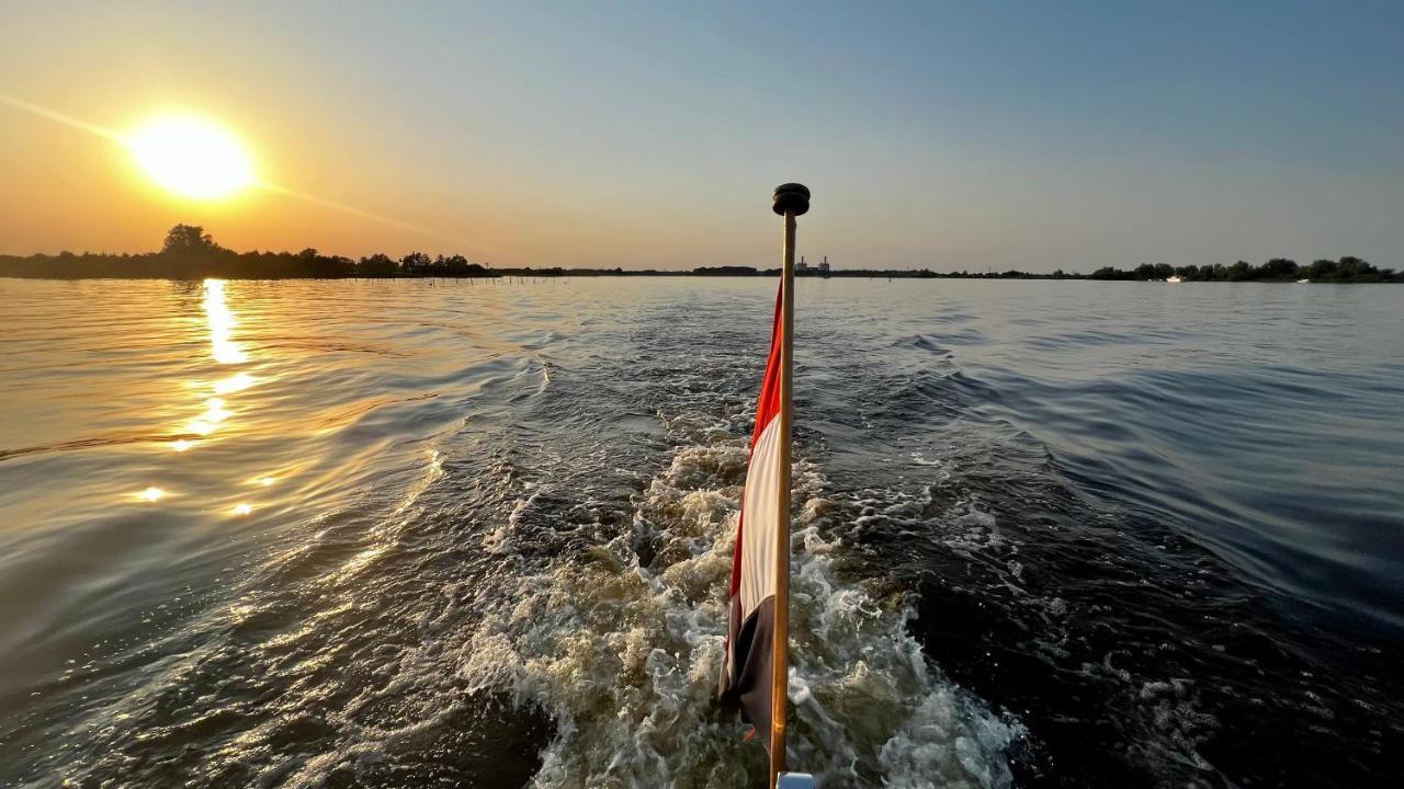 Puur Eastermar - Monumentaal, Authentiek En Luxe Koetshuis Aan Open Vaarwater Met Jacuzzi En Sauna Oostermeer Eksteriør billede