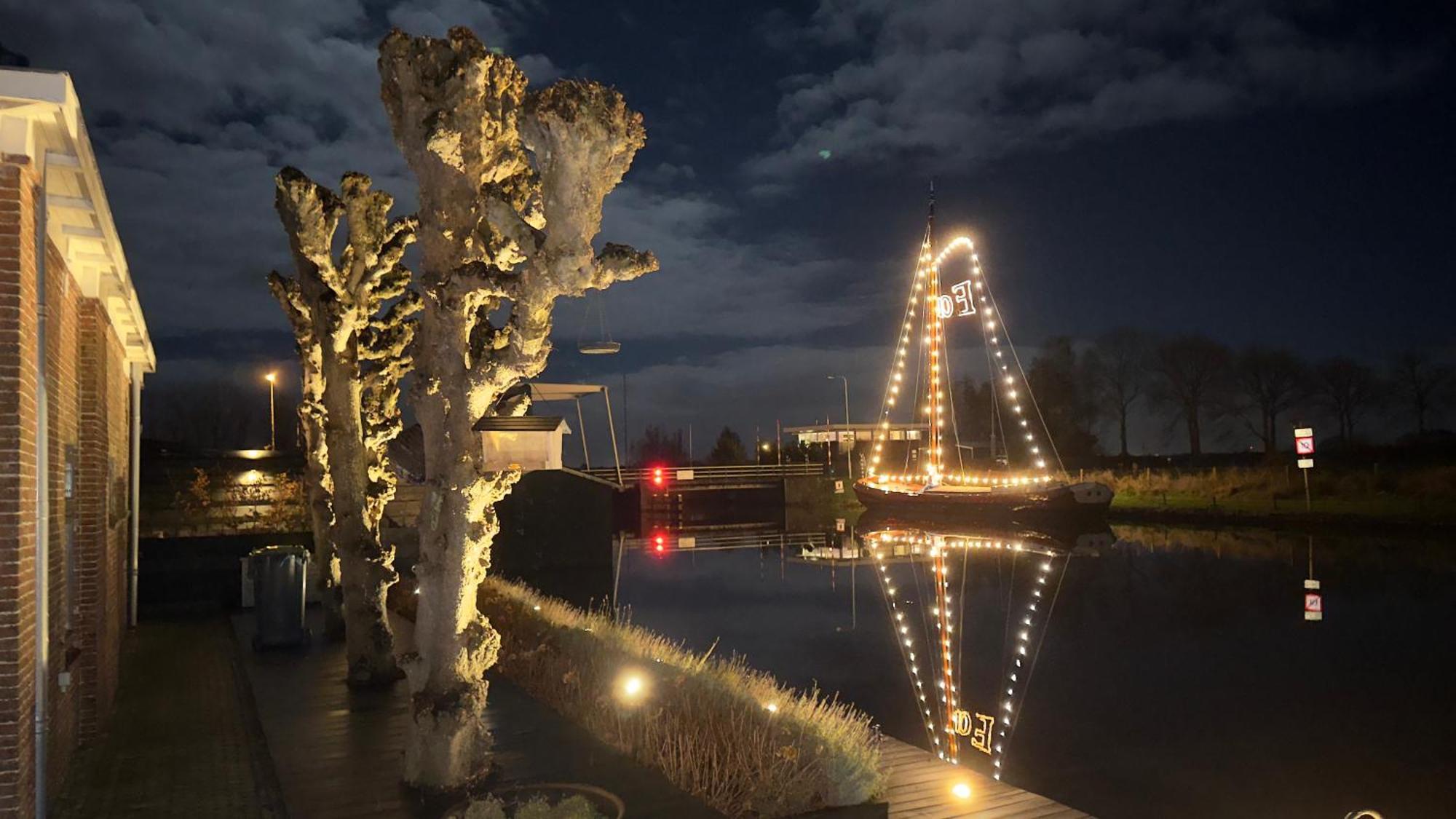 Puur Eastermar - Monumentaal, Authentiek En Luxe Koetshuis Aan Open Vaarwater Met Jacuzzi En Sauna Oostermeer Eksteriør billede